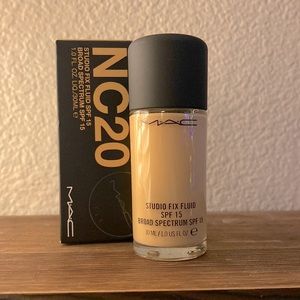 MAC Studio Fix Fluid SPF 15 Foundation - NC20 (light neutral golden undertone)